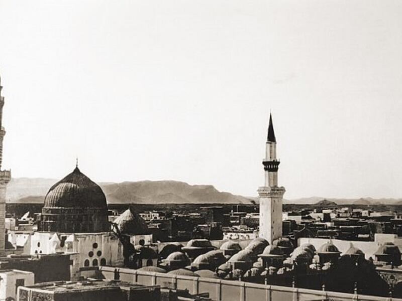  الهجرة النبوية حدث تاريخي وذكرى ذات مكانة عند المسلمين، ويقصد بها هجرة النبي محمد وأصحابه من مكة إلى يثرب والتي سُميت بعد ذلك بالمدينة المنورة. بسبب ما كانوا يلاقونه من إيذاء من زعماء قريش، خاصة بعد وفاة أبي طالب.