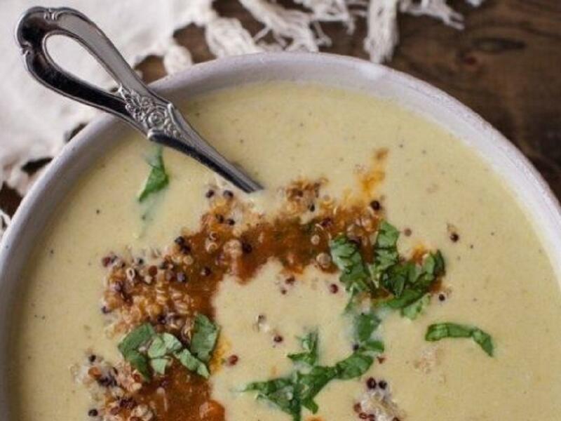 "الهريس" وهو أحد الأطباق التقليدية التي تعد في الخليج حيث يتكون من القمح المسلوق مع لحم الضأن المطبوخ وتوفر هذه الوجبة للجسم خلال شهر رمضان الكثير من البروتينات والطاقة.