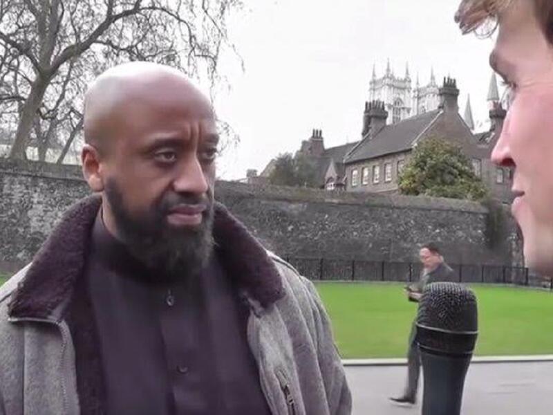 منفذ الهجوم يدعى أبو عز الدين وهو مسيحي من أصل جمايكي، اعتنق الإسلام في السجن على يد عمر بكري المسجون في لبنان منذ عام 2010، وحاول سابقًا الانضمام إلى داعش، بحسب مونتي كارلو.
