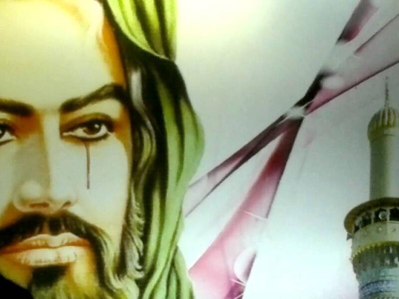 كما في المسيحية تجد الشيعة يحملون أعلامًا ويضعون صورًا عليها صورة رجل بلحية على أنه الحسين يشبه صورة المسيح عند النصارى ولكن بلباس عربي.