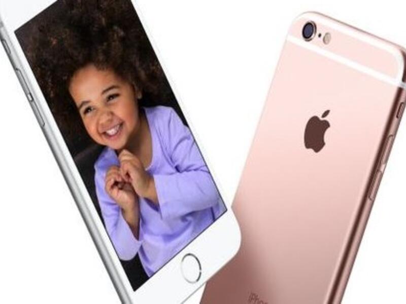 مع زيادة دقة الكاميرا الخلفية إلى 12 ميجابكسل، أصبح بالإمكان تصوير الفيديو بدقة 4K. والأهم من ذلك للبعض هو ميزة السيلفي (TrueTone) التي تجعل من شاشة الهاتف مصدراً لإضاءة الفلاش، وذلك بزيادة درجة سطوعها، ومن ثم تغيير درجة سطوع الشاشة لتقديم صورة طبيعية.