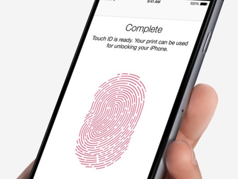 قامت آبل بتحديث ماسح (TouchID) بزيادة سرعته بمقدار الضعفين عن سابقه، وذلك بإجراء تعديل بسيط في جهاز الماسح الضوئي المتواجد أسفل الزر الرئيسي في الهاتف، بالإضافة لإجراء بعض التحسينات على خوارزمية البرمجيات الخاصة به
