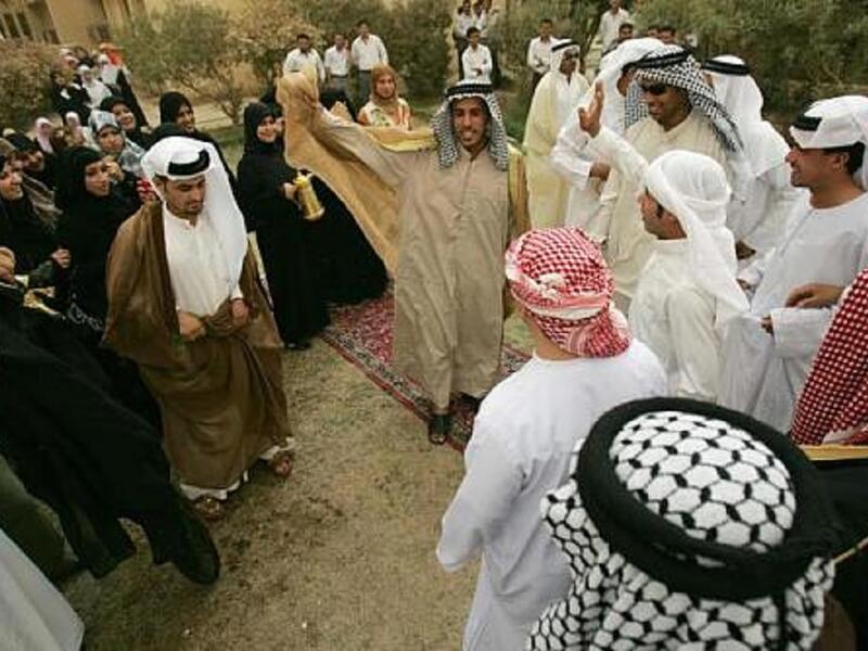 العراق:
يكتب اسم عازبة ترغب بالزواج اسفل حذاء العروس، وفي محافظة ديالى يتبول أحد الأطفال الذكور في العائلة على سرير الثنائي "ليلة الدخلة" لجلب الحظ والتبكير بالمولود الذكر.