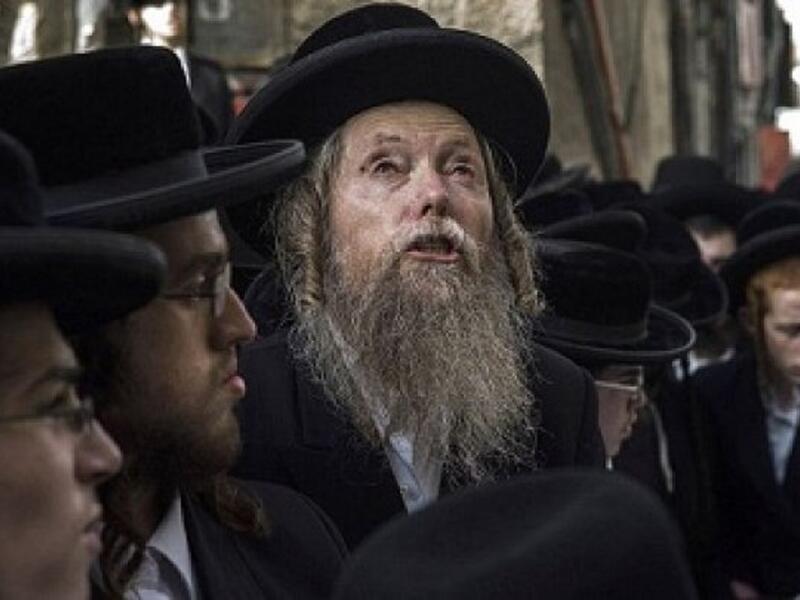 محظور استخدام غسالة ذات فتحة أمامية"، هكذا كان نص فتوى الحاخام، بارويخمان، حول إمكانية استخدام النساء الحريديات "المتشددات" للغسالة "الأوتوماتيك".