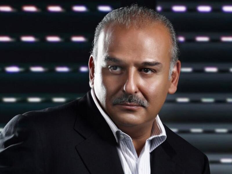 النجم جمال سليمان غير صورته الشخصية للون الأحمر عبر حسابه على فيسبوك. ليعلن تضامنه مع ابناء بلده