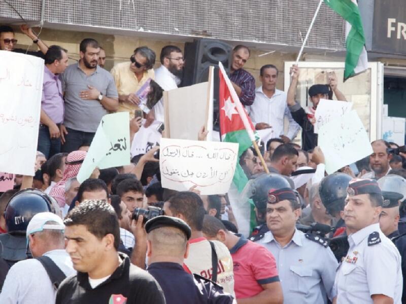 تفاجأ الأردنيون بتعديلات المناهج الدراسية الذي أقدمت عليها وزارة التربية والتعليم مؤخرا، وهو ما أثار جدلا واسعا في الشارع الأردني.و اعتبر العديد أن التعديلات تهدف لـ"علمنة المناهج"،فيما أكدت الوزارة أن التعديلات على المناهج هي روتينية واعتيادية.