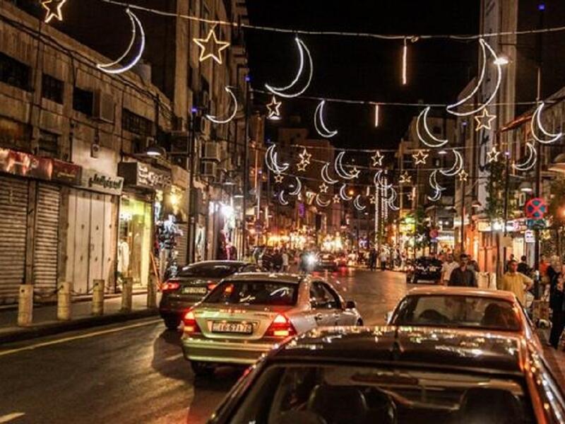 "الأردن"تنص مادة من قانون العقوبات الأردني على الحبس لمدة شهر وغرامة مالية بقيمة 25 ديناراً(35$)لمَن يفطر علناً في رمضان. ويرتبط تطبيق المادة بمزاج رجل الأمن فقد يغضّ النظر في حالات ويطبق العقوبة في حالات أخرى. ويُسمح برمضان تقديم  المشروبات الروحية في الفنادق
