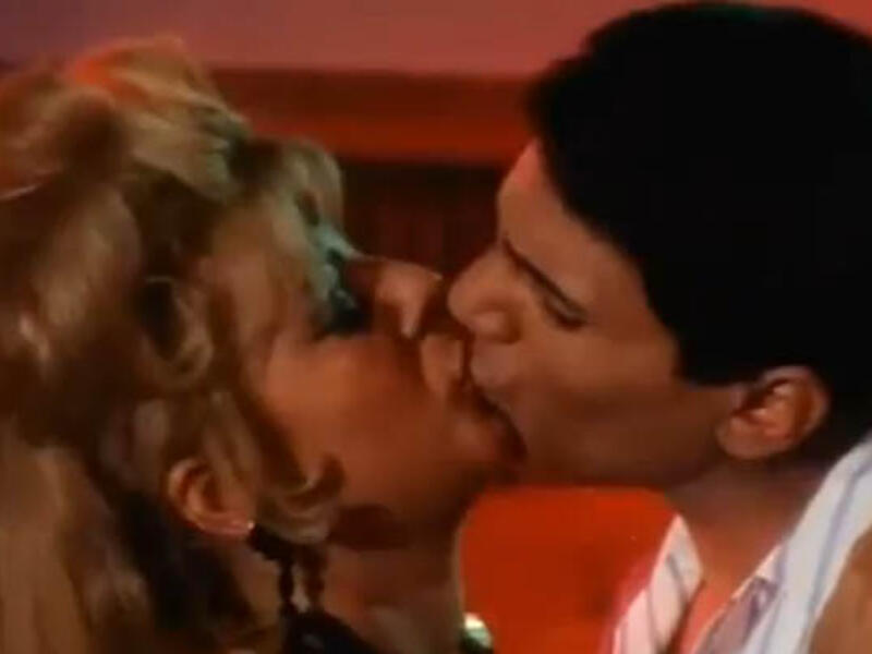 	يُعد فيلم “أبي فوق الشجرة” للمخرج حسين كمال من أكثر الأعمال التي تحتوي على القبل بين بطليه عبد الحليم حافظ ونادية لطفي. وأطلق عليه أحد النقّاد اسم فيلم “مئة قبلة وقبلة”.