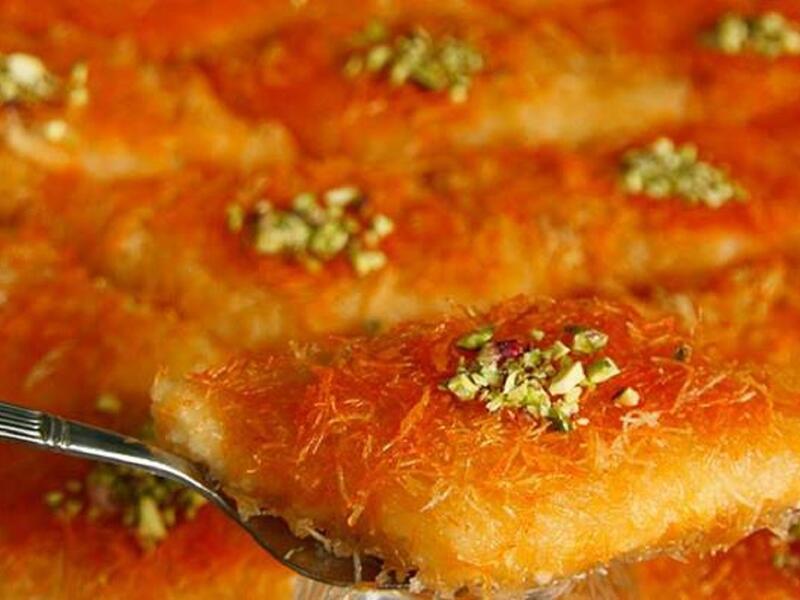 "الكنافة"على مائدة الافطار الفلسطينية تشتهر الكنافة بالجبن كطبق مميز، لكن في كثير من الدول العربية ومنها الامارات تشتهر الكنافة كحلوى مميزة مع القهوة العربية والفيمتو.
