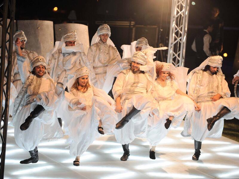 لبنان:
يُخطف العريس من قبل أصدقائه قبل الزفاف بيوم، ليبحث عنه أفراد عائلته ويتناولوا طعام الإفطار في منزل الخاطفين، ويحمل العريس "جرن الكبة" بيد واحدة ليثبت لأهل العروس قدرته على حماية ابنتهم، ويتم إطلاق حمامتين في الهواء كنوع من التفاؤل.