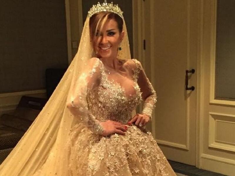 تألقت انجي بفستان جميل تم تصميمه خصيصًا لها على يدالمصمم نديم أوليفير لبوتيك "لابورجوازي" ، وهو مطرز بالكامل  بالألماس البراق حيث بدت انجي بغاية الأناقة والجمال، وارتدت عليه تاج كبير لتصير أشبه بالملكة. وقد قامت باستبدال فستانها بفستان آخر لا يقل جمالا عن الاول. 