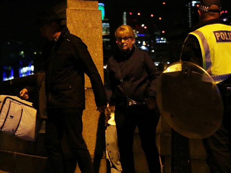الشرطة البريطانية: مقتل 6 أشخاص وإصابة نحو 48 آخرين جراء حادثتي الدهس والطعن، وأنها قتلت المشتبه بهم الثلاثة بعد 8 دقائق من تلقي بلاغ بوقوع عملية الدهس
