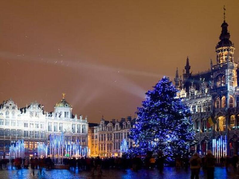 لندن:
تجمع لندن في العيد المجيد بين الاحتفالات الملكية الراقية، والاحتفالات الشعبية الصاخبة، كما أنها من أكثر الأماكن التي تقدم عروضًا خاصة في احتفالات رأس السنة للسائحين والمقيمين.