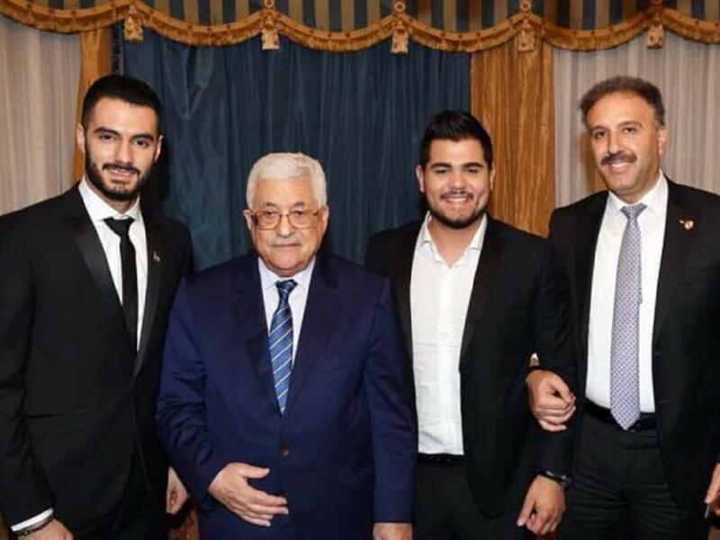 عباس: تشجيعا لمواطنيه الفلسطينيين التقى الرئيس الفلسطيني محمود عباس خلال زيارة أداها مؤخرًا لبيروت كلا من شاهين ودندن، بالإضافة إلى عمار محمد، وقال إنه يضع آماله على فوز أحدهما لأن "النتيجة ستكون انتصارًا لفلسطين".
