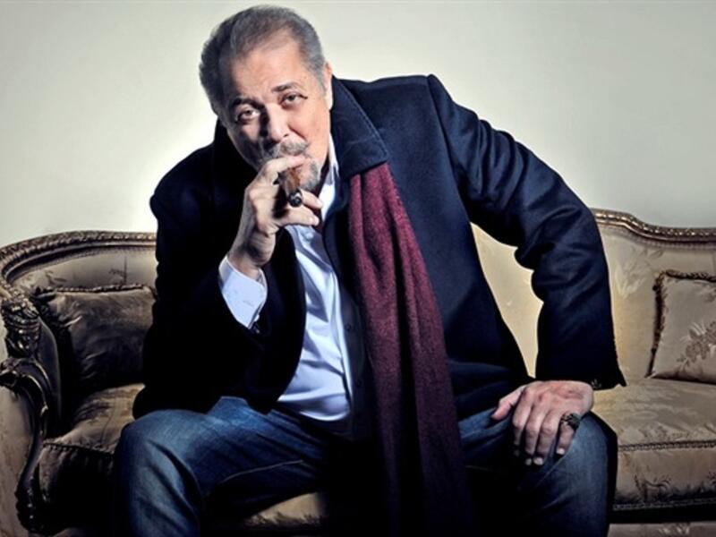 محمود عبد العزيز من مواليد 4 يونيو 1946 في الإسكندرية، تخرج من كلية الزراعة، كان ينتمي إلى أسرة متوسطة، والتحق بكلية الزراعة جامعة الإسكندرية وبدأ يمارس هواية التمثيل من خلال فريق المسرح بالكلية.