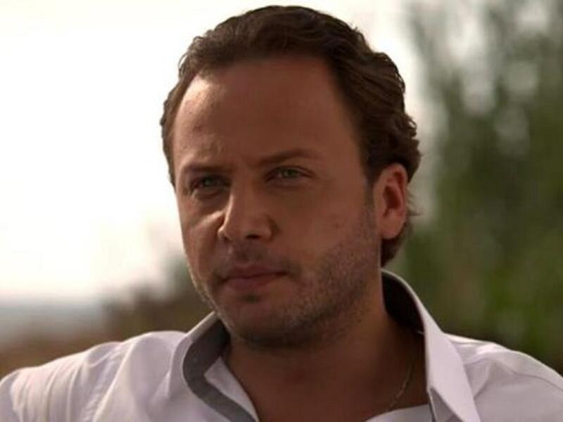 أعلن الفنان مكسيم خليل أنه غادر وطنه سوريا بعد تعرضه لمضايقات من قبل الأمن وبعض الموالين للنظام بسبب دعمه للثورة السورية. وأوضح أنه يساند الثورة السورية بعدما رأى الظلم الذي كان يقع على المتظاهرين.
