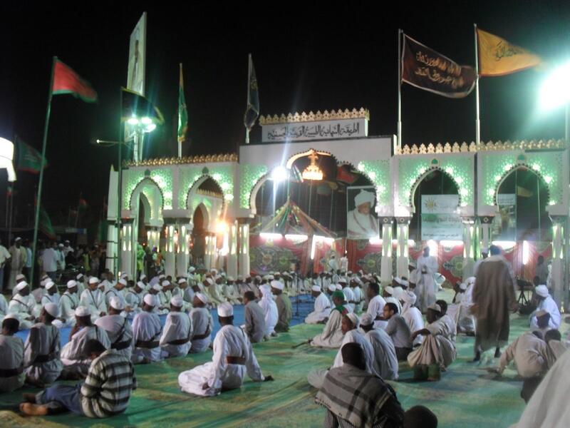 تحتفل السودان بتخصيص أراض تنصب فيها الخيم وتتلألأ الأنوار وتسير المواكب يتقدمها رجالات الدولة ومشايخ الطرق الصوفية والموسيقى العسكرية حيث تبدأ الدروس والحضرات وقصائد المديح التي تختم بصلاة الفجر.
