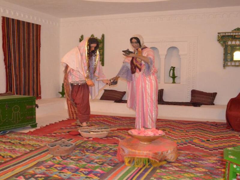 تونس:
في مدينة صفاقس تقفز العروس فوق الأسماك لجلب الحظ السعيد، وفي مدينة بنزرت تجر العروس سمكة بضعة أمتار ومن ثم تقفز فوقها سبع مرات قبل أن تأكلها، لدرء الحسد.