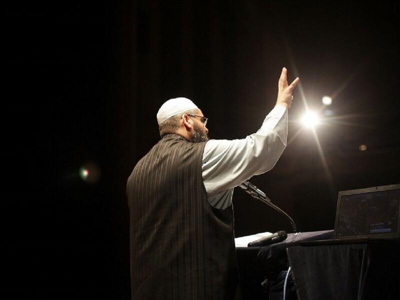 يبدي بعض رجال الدين اعتراضهم على الاحتفال بالمولد النبي، إذ لا يرون جواز هذا الاحتفال، وخلاصة أدلتهم أنه لم يكن على عهد النبي ﷺ، ولا في عهد السلف الصالح.
