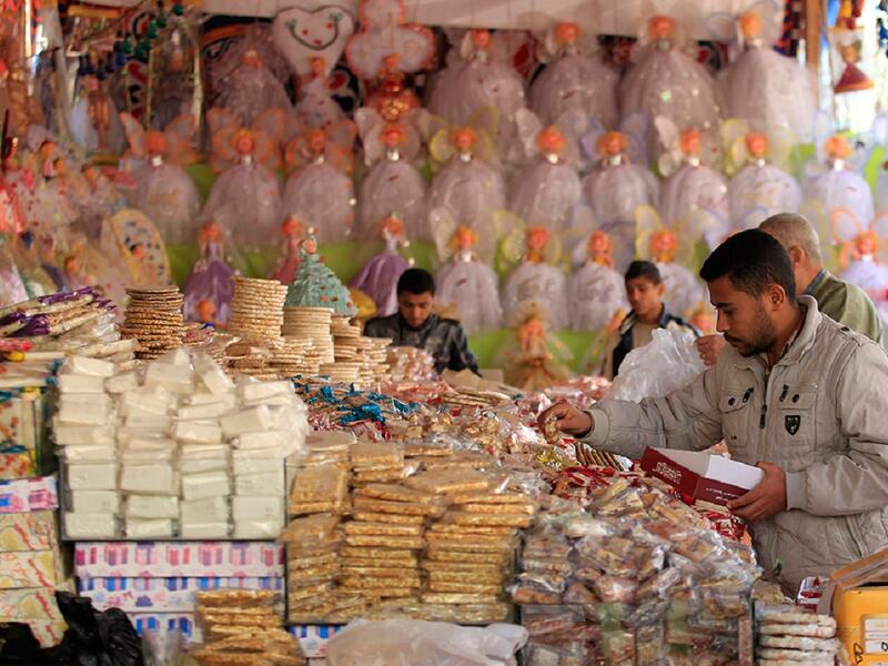 حلوى المولد النبوي الشريف من تراث المصريين منذ العصر الفاطمي، ويأتي الاحتفال هذا في ظل ارتفاع شديد للأسعار، واختفاء للسكر الذى هو أساس في تصنيع الحلوى.
