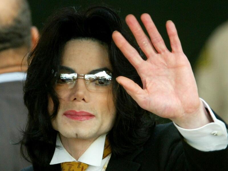 مايكل جاكسون: رغم أن جميع الأخبار تفيد أن وفاة مايكل جاكسون قد تكون بسبب خطأ طبي، إلا أن العديد من الناس اعتبروا أنه تم قتله من قبل طبيبه بسبب نيته إعلان إسلامه.