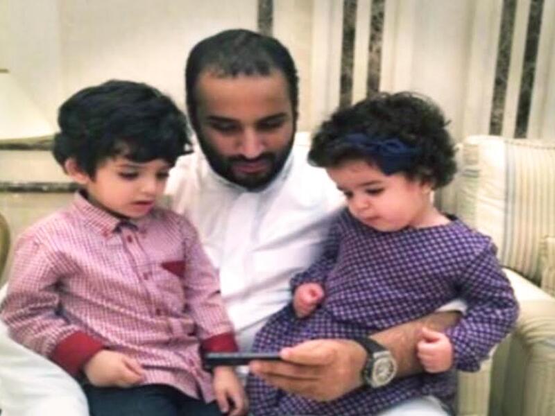 تزوج الأمير محمد، من ابنة عمه الأميرة سارة بنت مشهور بن عبد العزيز آل سعود وأنجب منها الأمير سلمان والأمير مشهور والأميرة فهدة والأميرة نورة، ويعتبر الصيد من أبرز هواياته.
