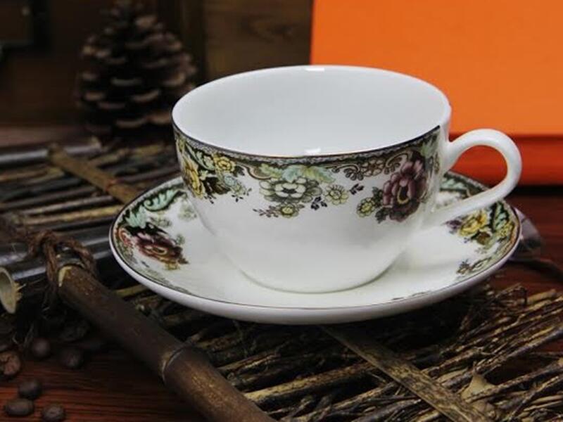 فنجانين القهوة: ابحث في اسفل سرير والدتك او في الخزائن السرية ستجد العديد من أطقم فنجانين القهوة المغلفة وذلك لانها الهدية الأبرز التي يهديها الأبناء والجيران والزوج للأم  واعتقد ان اي ام لو فكرت ببيع اطقم القهوة التي تملكها ستجني ثروة كبيرة!