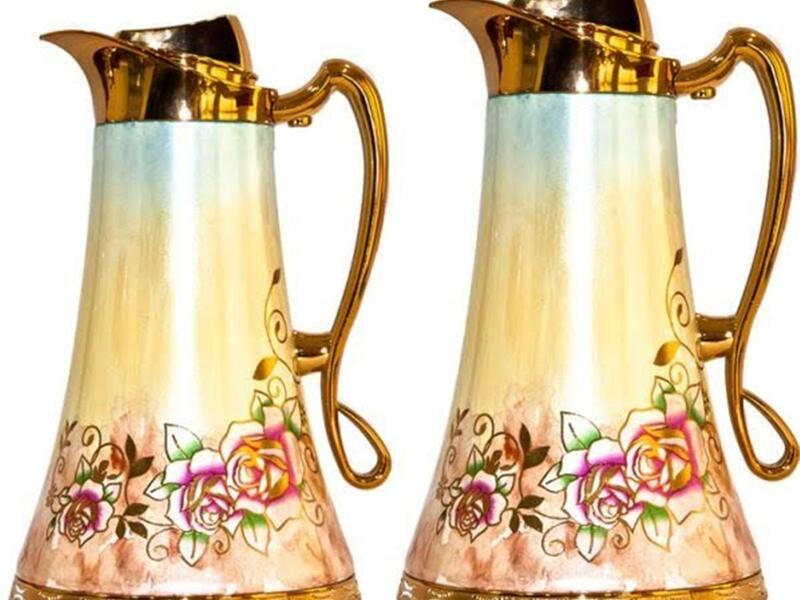 ما زلنا في القهوة ولكن هذه المرة في "الدلة" وهي الوعاء المخصص للقهوة العربية، ففي الوطن العربي يمكننا استبدال عيد الام بـ عيد القهوة العالمي، نظرا لكمية الهدايا المتعلقة بالقهوة في هذا اليوم.