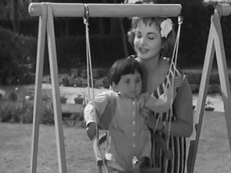 كما في عيد الفطر والأضحى فإن مسرحيتا مدرسة المشاغبين والعيال كبرت، الراعي الرسمي لهذا العيد فاستعد عزيزي القاريء لمشاهدة فيلم "المرأة المجهولة" للفنانة شادية والتي غنت فيه "سيد الحبايب" على كل الفضائيات وفي كل الأوقات.