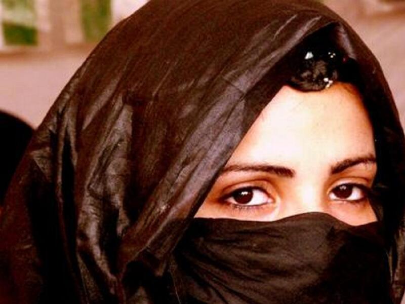 موريتانيا:
تحاول ان تزيد من وزنها قبل الزفاف للحصول على عريس ميسور الحال، وتقيم بـ "مخيمات الدهون" لتسمن، وترتدي اللون الأسود في العرس وتبدي عدم رغبتها بالزواج، تخطف من قبل صديقاتها ويأتي العريس مع أصدقائه لاسترجاعها.