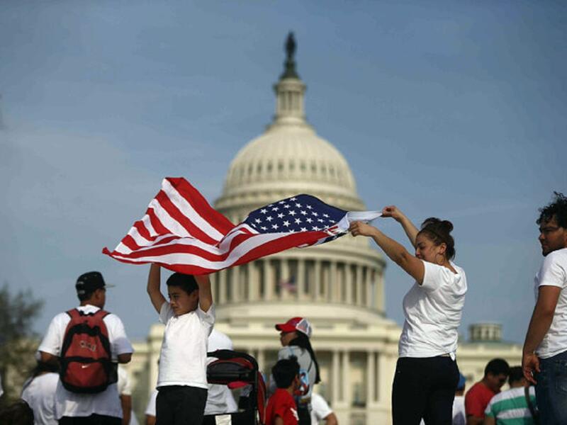 " التعامل مع ملف المهاجرين" اوباما أصدر أمراً تنفيذياً يسمح لمن جاء إلى امريكا طفلاً بشكل غير شرعي، للبقاء داخل البلاد مدة سنتين قابلة للتجديد. ولكن ترامب تعهد بوقف قدوم المسلمين إلى امريكا حتى يتمكن من إيجاد طريقة للتمييز بين من هو إرهابي ومن هو ليس كذلك