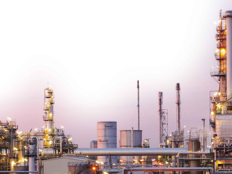 تأتي دول المجلس مجتمعة في المرتبة الأولى عالميًا في احتياطي النفط  وإنتاجه والمرتبة الثانية في احتياطي الغاز والثالثة في إنتاجه.
