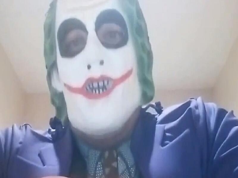 أظهرت لقطات فيديو رجل يرتدي قناع “جوكر” يهدد “بقتل مسلم كل أسبوع” في كندا. وقال الشاب في الفيديو "ستكون هناك جرائم قتل في جميع أنحاء كيبيك. سنقوم بتصفيتهم جميعاً، واحداً بعد الآخر. لقد تحملنا أذى الإسلام بما يكفي”.
