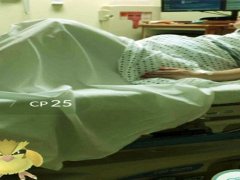 لم يستطع أحد مستخدمي لعبة البحث عن البوكيمون أن يمنع نفسه من استكمال عملية البحث حتى أثناء انتظار وصول مولوده الجديد، فقد تمكن من العثور على أحدهم وافقًا جانب السرير، الذي ترقد عليه زوجته في المستشفى، استعدادًا لعملية ولادتها.
