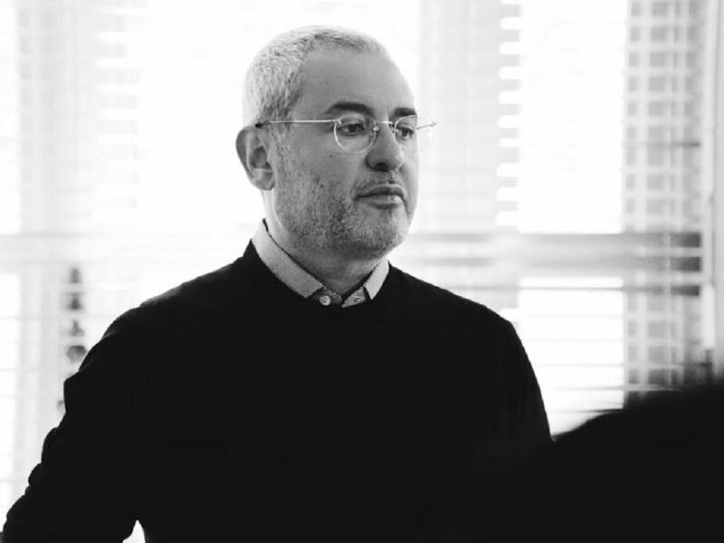 "إيلي صعب" مصمم أزياء لبناني، برزت موهبته في التاسعة من عمره إذ كان يقص الستائر وقماش الموائد لصنع فساتين لشقيقاته.
