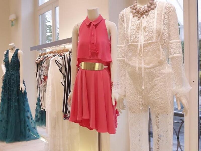 صورة من بوتيكات إيلي صعب الموجودة في باريس تختصر الأناقة والفخامة في التصاميم.
