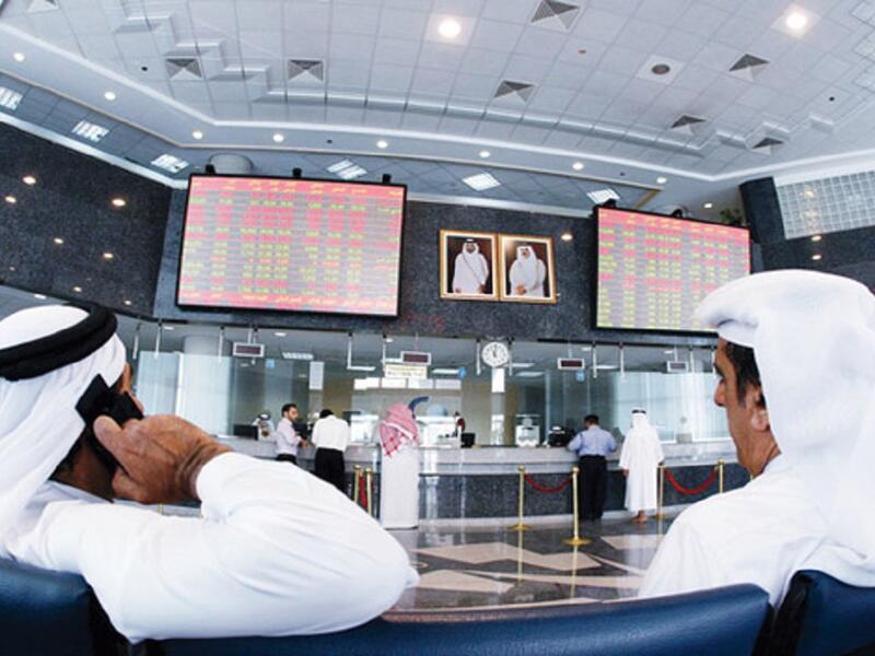 ما هي التداعيات على الأسواق؟ انخفاض أسهم قطر، وانخفاض قيمة السندات بالدولار، والحد من جاذبيتها للمستثمرين الأجانب، وانعكاسات "كبيرة" على النفط والأسواق المالية، وإيقاف المنافذ البحرية والجوية والبرية يساهم في عرقلة تجهيزات كأس العالم لكرة القدم.
