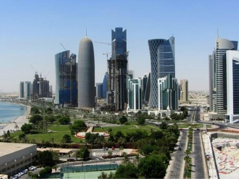 ما الذي تحاول قطر القيام به؟ ترفع وزنها الاستراتيجي، وتطمح أن تكون وسيطاً لا غنى عنه في المنطقة، وأن لقادتها صلات مع طائفة واسعة من الأحزاب، مثل القبائل المتحاربة في ليبيا، وطالبان، من ناحية أخرى، إلا أن اختيارات قطر خلال "ثورات الربيع العربي"، أضعفت مكانتها كطرف محايد.
