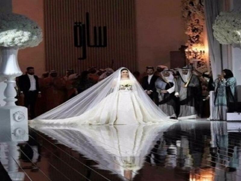 شهدت الكويت حفلة زفاف أسطوري، وهو زفاف سارة ابنة الشيخ خالد العبد الله الصباح. وأطلت الشيخة ساره بفستان فخم ومبهر من تصميم كريكور جابوتيان مرتديه شبكتها الماسية وأحيا الحفل الفنان الكويتي سليمان القصار بالإضافة لضيوف الشرف كالفنانة أحلام 
