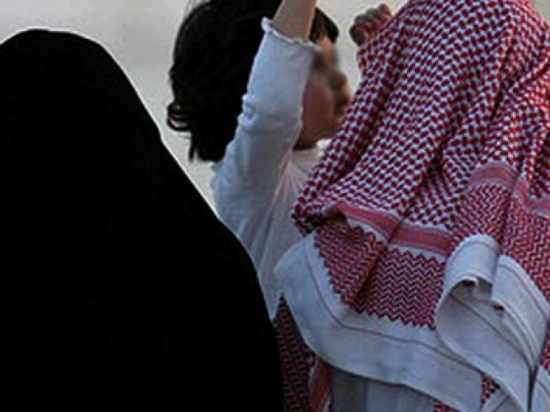 أطلق مواطن سعودي النار على مقيم عربي تحرش بزوجته . واعترف بأنه أطلق النار على المقيم من مسدسه الشخصي، بعد أن حاول التحرش بزوجته عند وجوده هو وأسرته في وادي المجصص للتنزه.