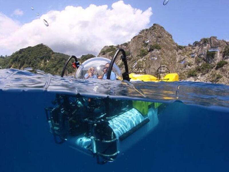 "غواصة ذا أرغو" تستطيع هذه الغواصة الفريدة من نوعها، استيعاب راكبين وربان لتأخذهم في رحلة خيالية تصل إلى عمق 1500 قدم تحت الماء.