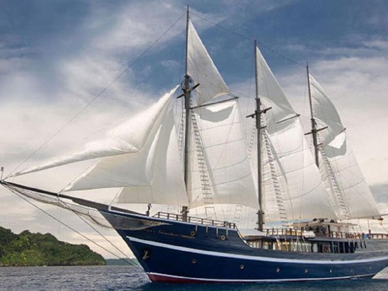 "ديوي نوسانتارا" تبدو الرحلة على متن مركب ثلاثي الشراع بمثابة جولة إبحار من الخيال، إذ أنه يوفر ما لا يوفره مركب آخر من ناحية الحجم والراحة.