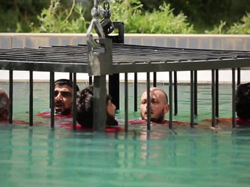 قام تنظيم داعش بإعدام بعض ضحاياه عن طريق حبسهم في أقفاص محكمة الغلق لوضع ضحاياه فيها قبل إغراقهم في حمام سباحة.
