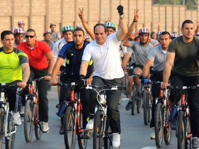 الرئيس المصري عبدالفتاح السيسي يقود دراجته بمارثون الشباب في شرم الشيخ 26 أكتوبر 2016
