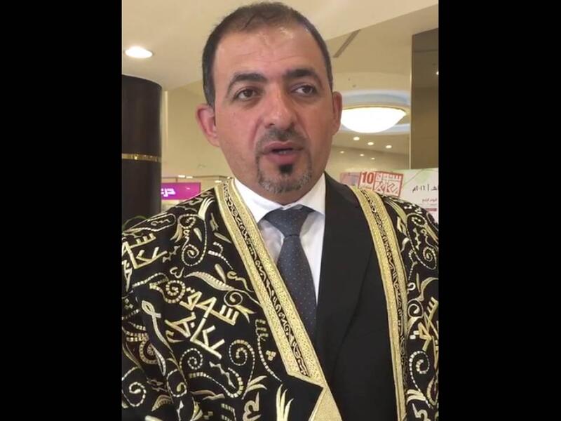 محمد محمود العزام/  سوق عكاظ:
الفائز بالمركز الأول في جائزة "شاعر عكاظ" في موسمها العاشر، وقع الاختيار على نص "نشيد الصعاليك" وهو من النصوص التي كتبها وأخذت منه وقتًا طويلاً، وهو نص تقليدي ولكن في بنائه وصوره حداثي.