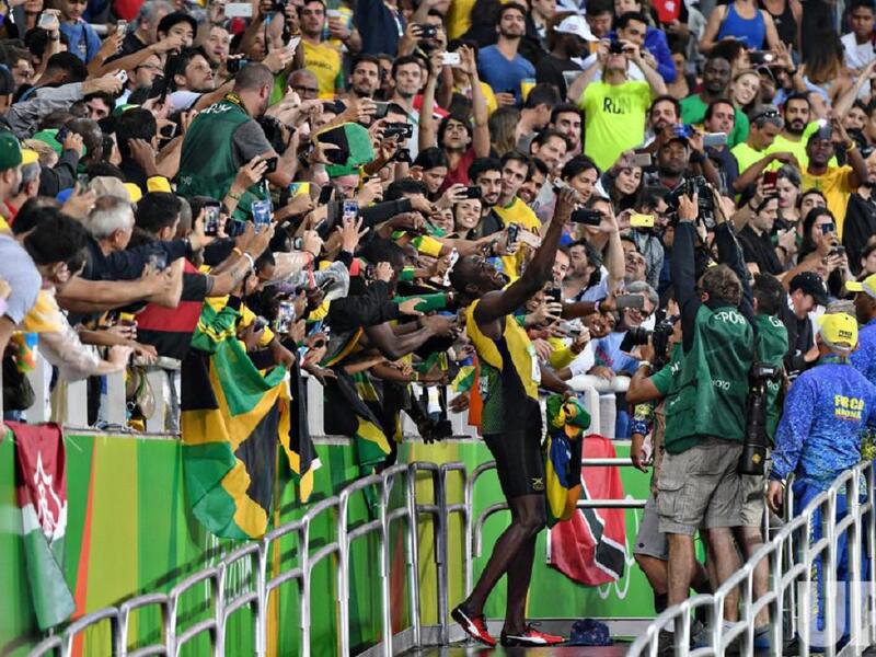 سيلفي أوسين بولت
التقط العداء الجامايكي أوسين بولت صورة سيلفي مميزة مع المشجعين، عقب حصوله على الميدالية الذهبية في سباق 200 متر رجال، بأولمبياد ريو دي جانيرو.