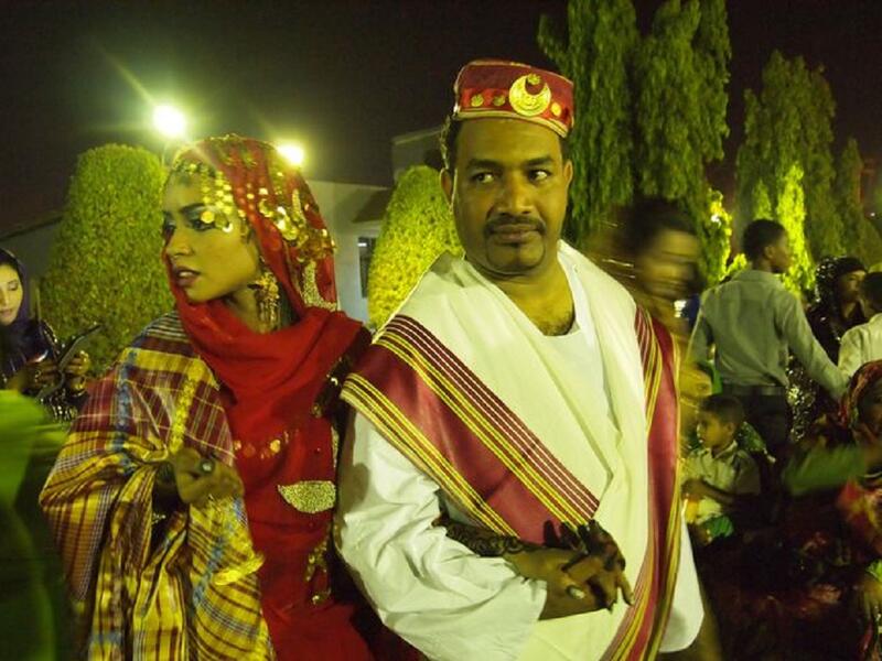 السودان:
يجلد العريس بالسوط في حفل الزفاف، او يقوم بجلد أصدقائه ليثبت قدراته البدنية، ويدوس العريس على قدم العروس عند الانتقال إلى بيت الزوجية، إشارة إلى سيطرته عليها.