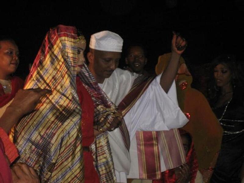 السودان: في السودان وخلال رقصة العروسين الثنائية في الزفاف، تحاول العروس إسقاط نفسها على الأرض. وفي كل مرة على العريس أن يحاول التقاطها وإلا تعرّض لسخرية المدعوين.