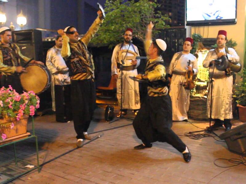 سوريا:
يسير العريس مع مجموعة من أصدقائه، من منزله إلى منزل العروس بصرف النظر عن المسافة، وتلصق العروس قطعة من العجين على باب منزلها الجديد، فإن وقعت يدل ذلك على سوء الطالع.