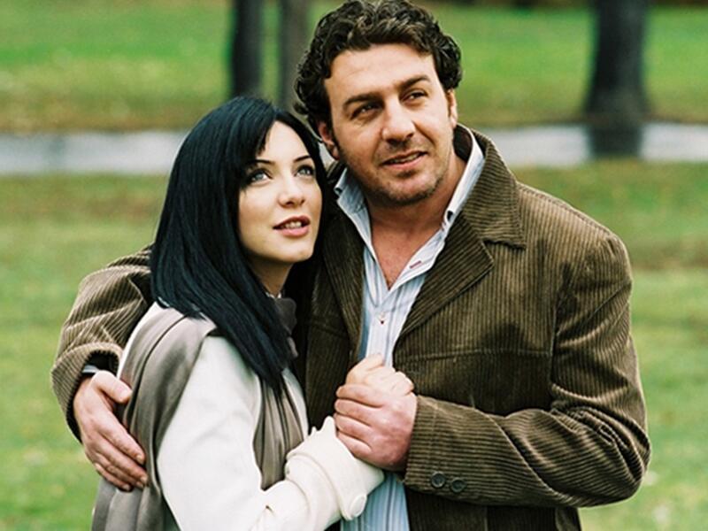 وقع الطلاق بين النجمين وائل رمضان وسلافة فواخرجي وانفصلا لسنوات ليقررا العودة لبعضهما وما زالت شائعة الطلاق تلاحقهما بعد العودة.